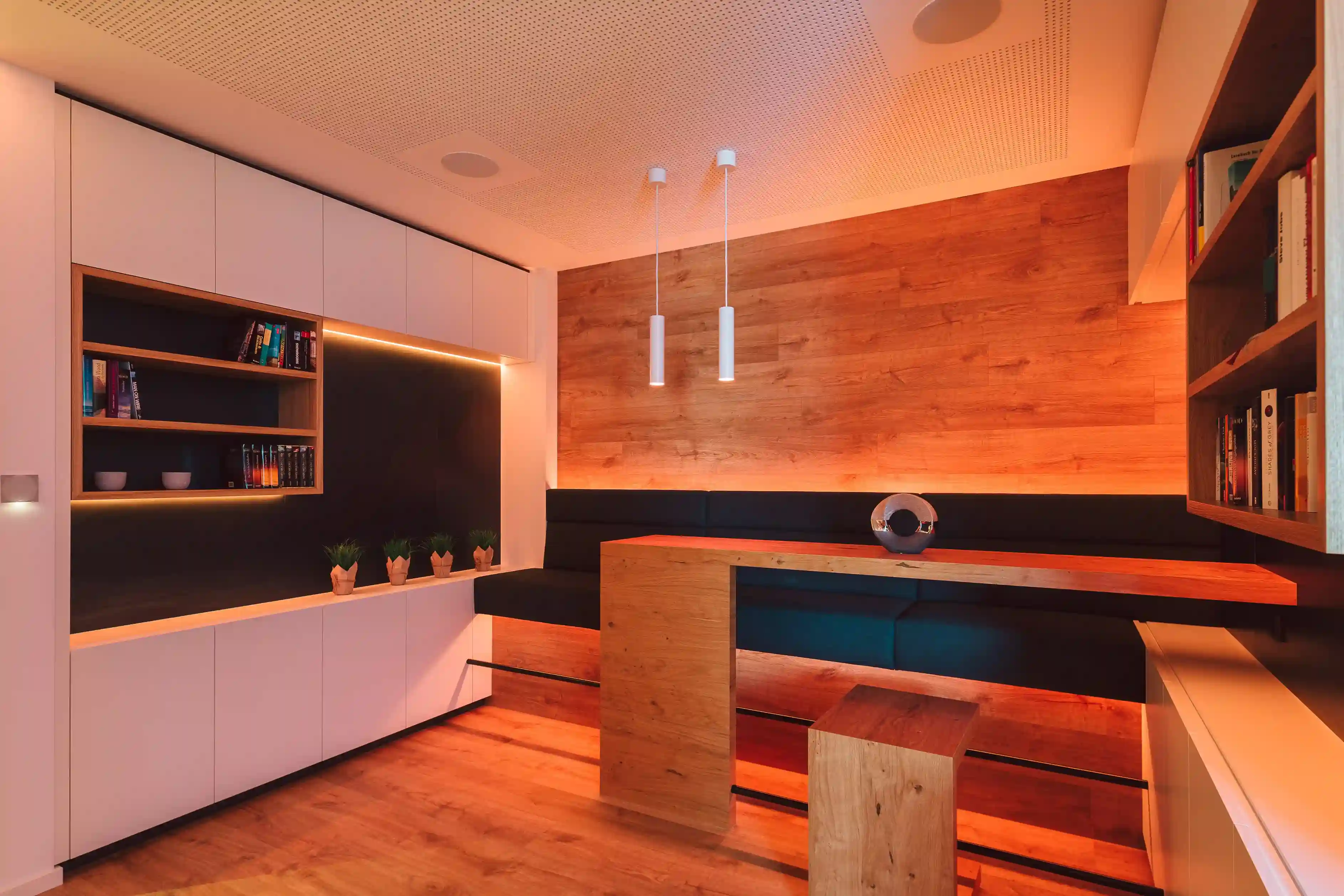 Премиум домашний кинотеатр в Алматы с теплой LED подсветкой и профессиональной акустикой